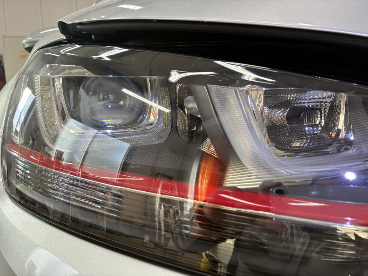 ゴルフ７のヘッドライトはリペアで綺麗に回復します。
