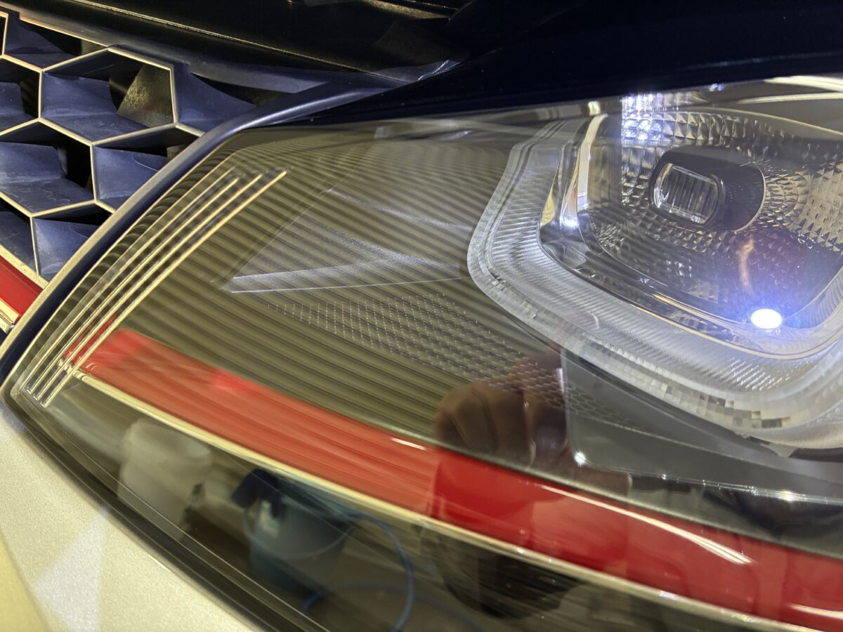 輸入車のヘッドライトクラック・ひび割れはキレイに除去が可能となります。