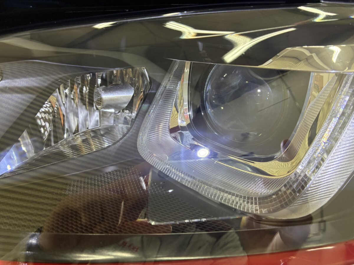 フォルクスワーゲンのヘッドライトの黄ばみ、クラックはキレイに除去出来ますよ。