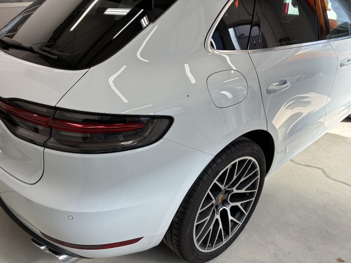 ポルシェマカンのヘッドライト磨きのご依頼になります。