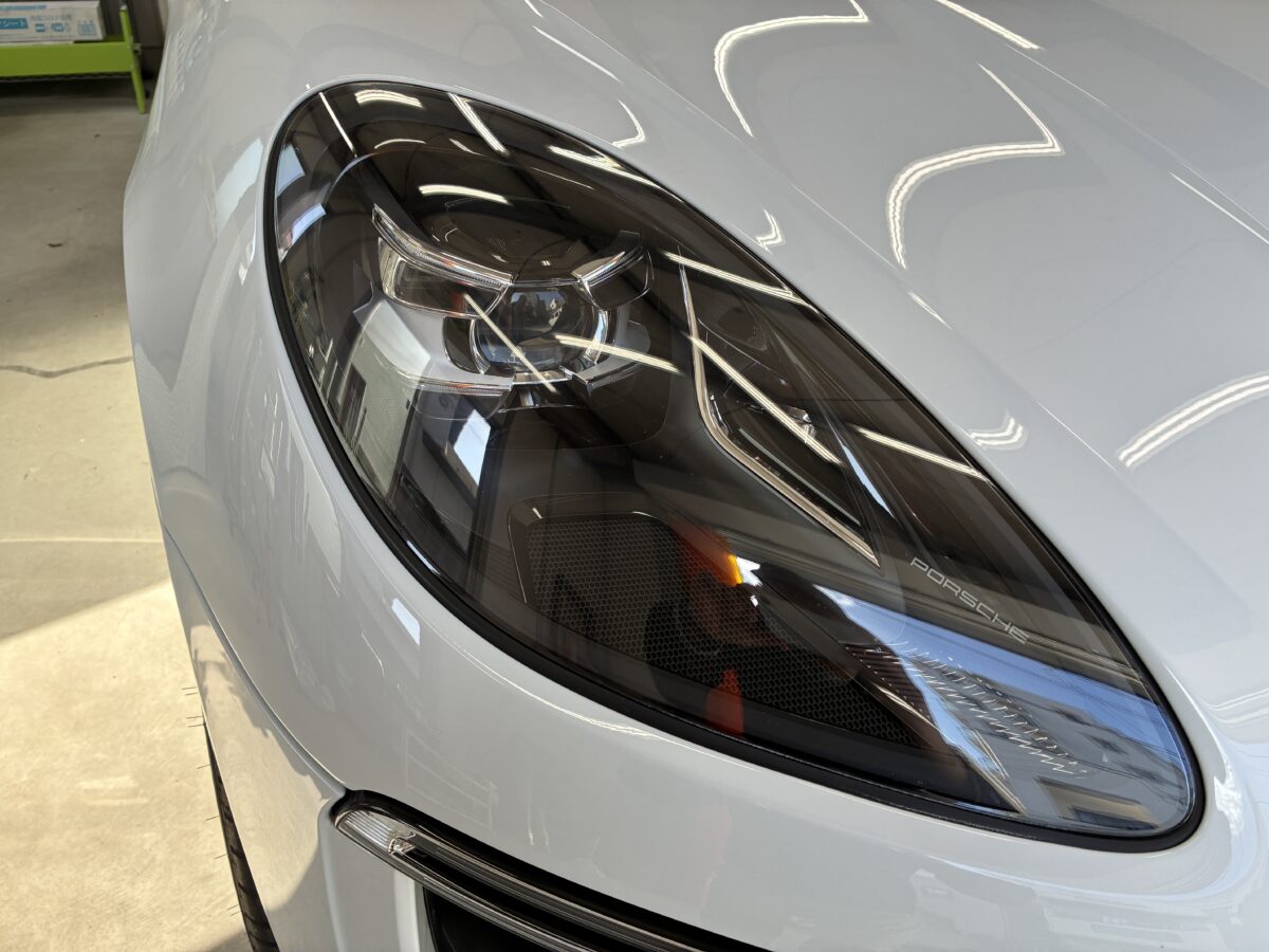 ポルシェマカンのヘッドライトリペアのご依頼になりますが、キレイに見えますね。