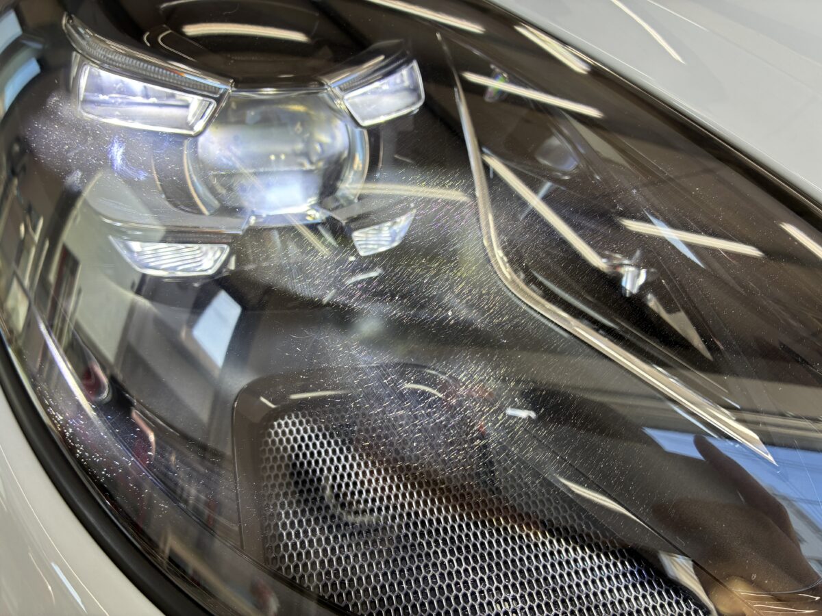 マカンのヘッドライト点灯時に見えるクラックの症状。