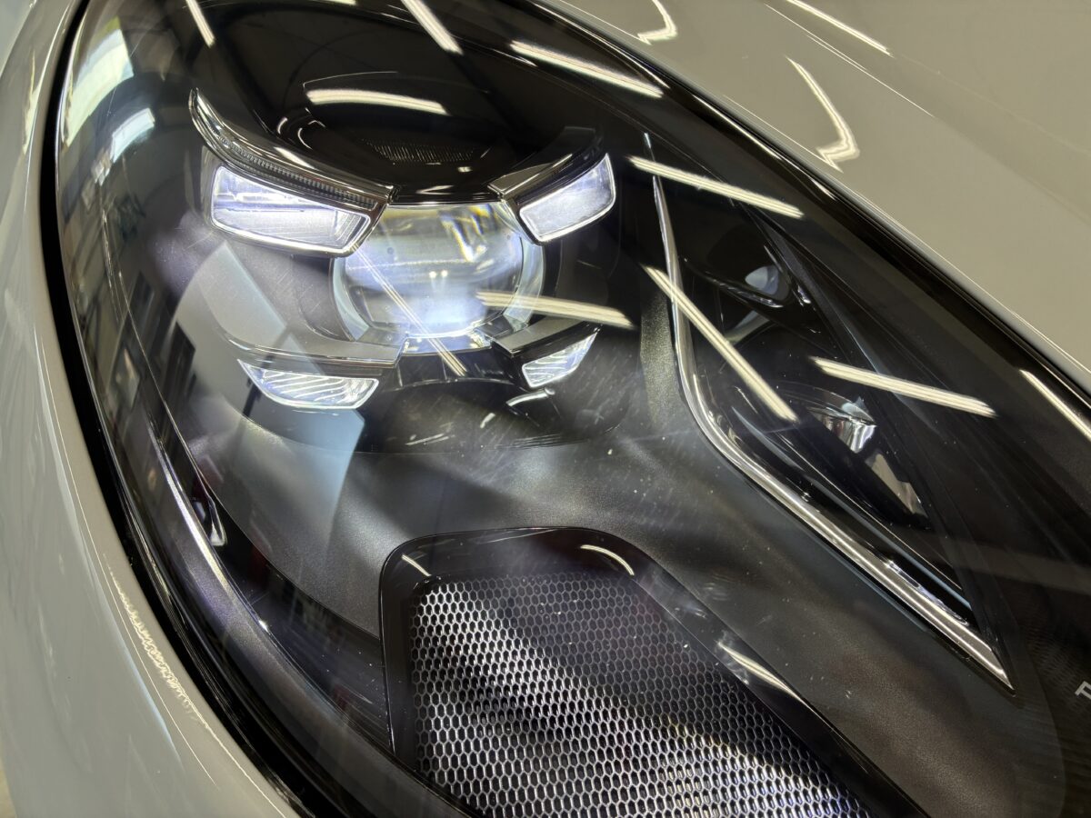 ポルシェマカンのヘッドライトリペア後、プロテクションフィルム施工