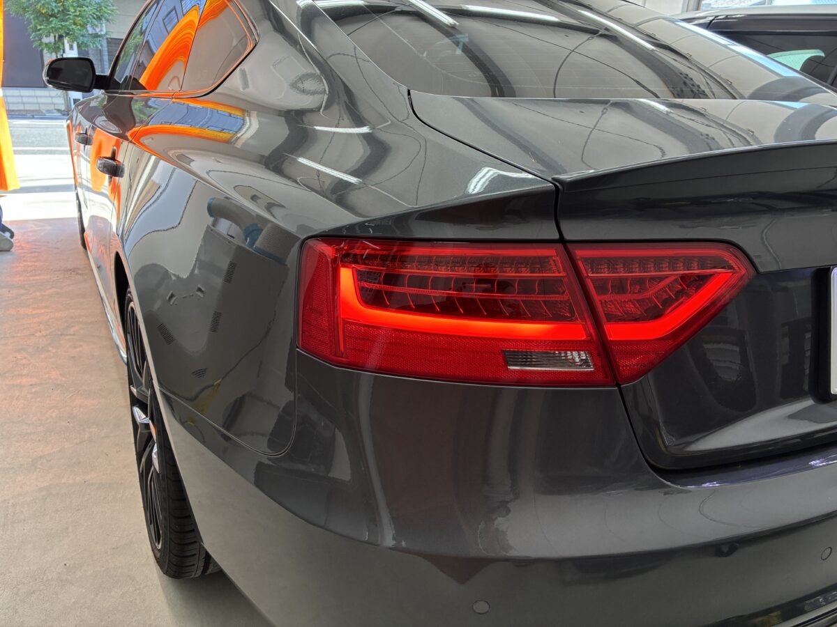 アウディA5 ヘッドライト磨きのご依頼になります。