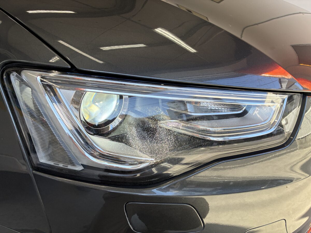 アウディA5のヘッドライト点灯時のクラック除去