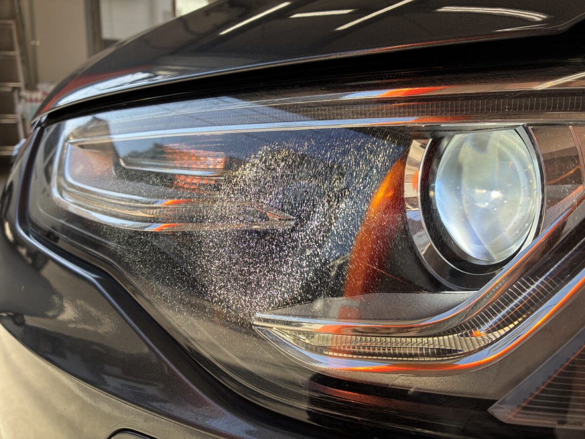 輸入車のヘッドライトクラックは見た目が良くないんですよね・・・