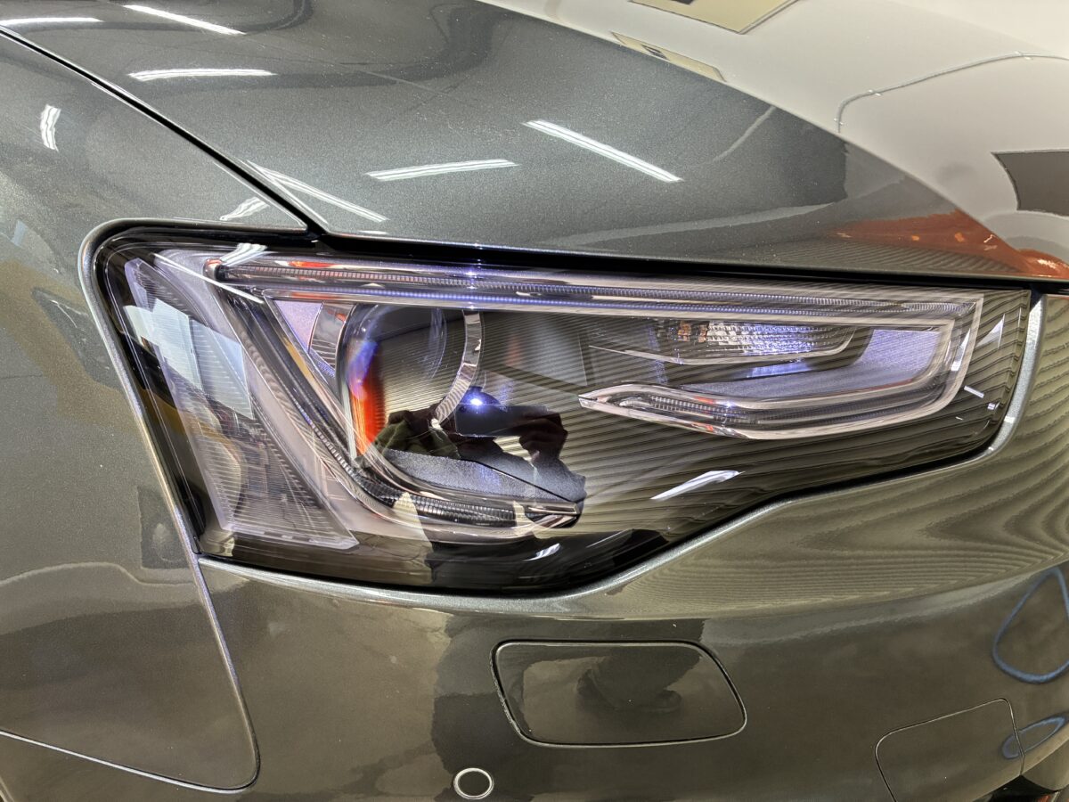 アウディA5のヘッドライトリペア後にプロテクションフィルム施工