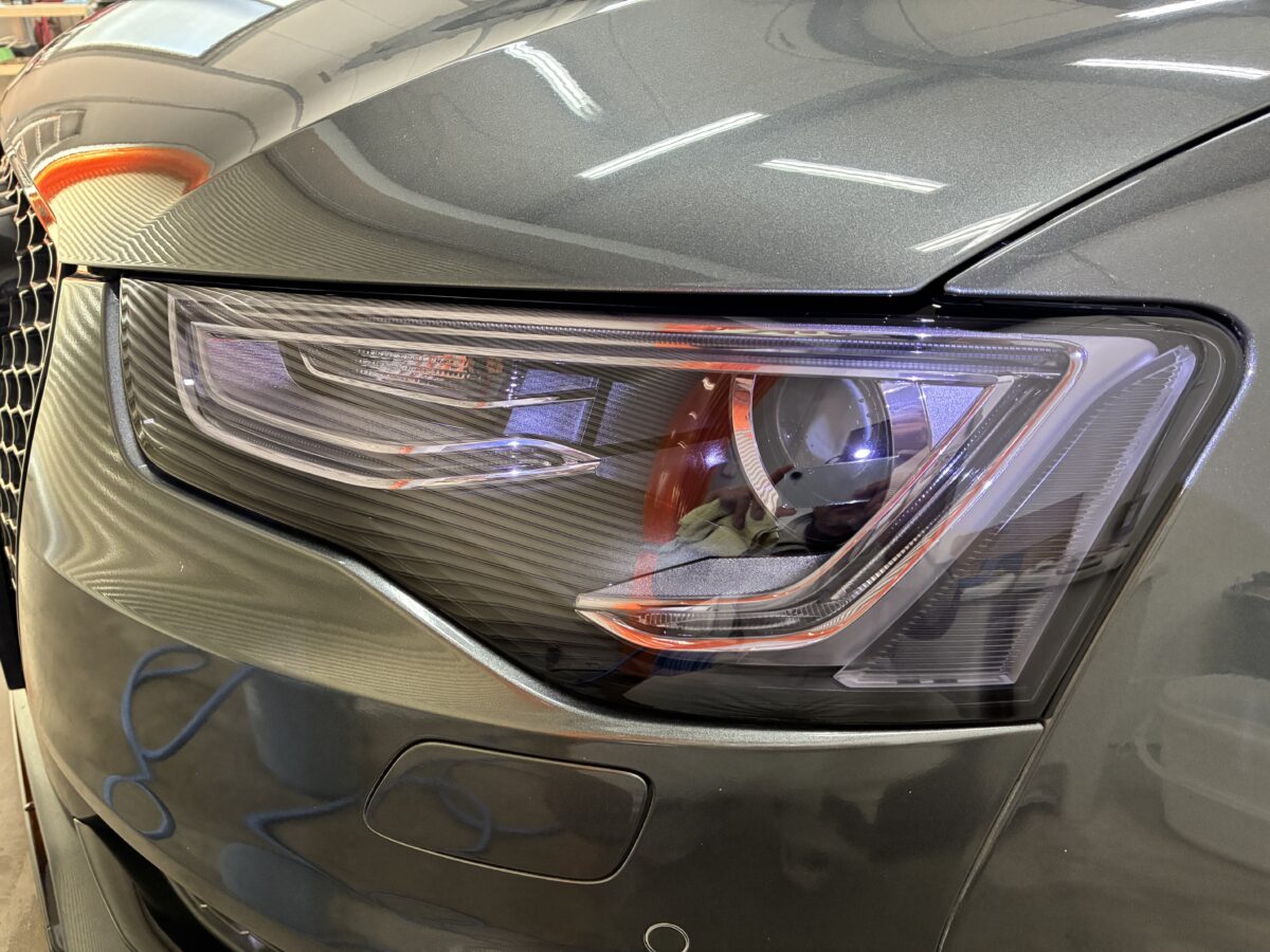 アウディのヘッドライト磨き後、PPF施工