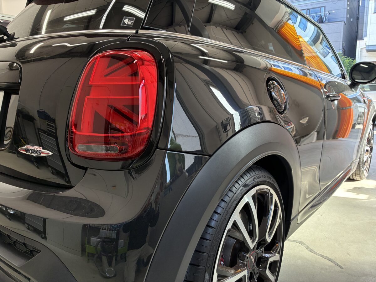 ミニJCＷ　ヘッドライト磨きのご依頼になります。