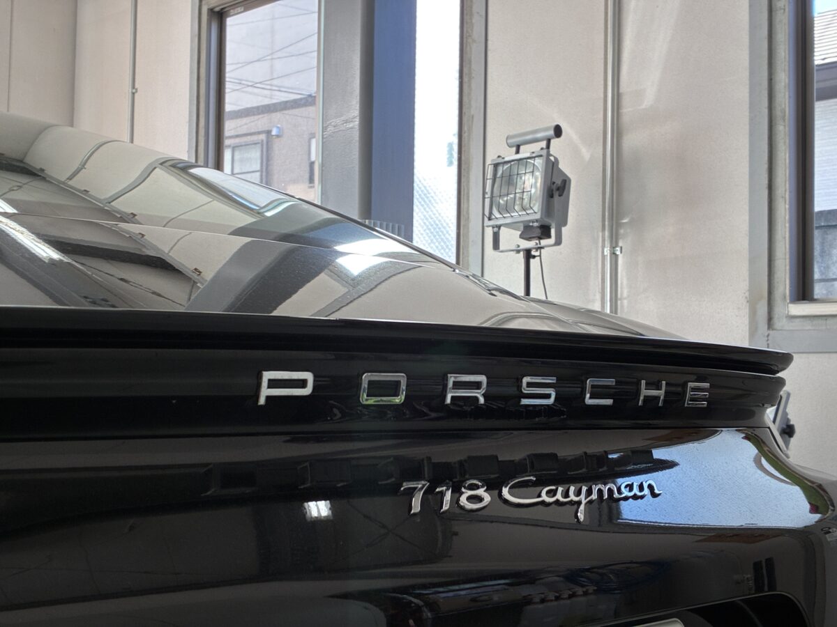 ポルシェ718ケイマン　ヘッドライト磨きのご依頼になります。