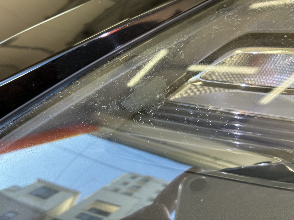 ポルシェ718ケイマン　ヘッドライトのハードコート層の剥がれ