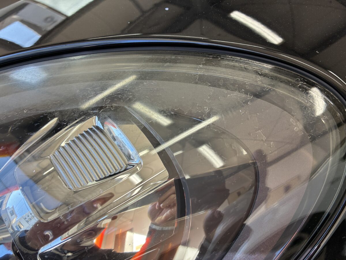 ポルシェ718ケイマン　ヘッドライトの新車時のコーティング剤の剥がれ