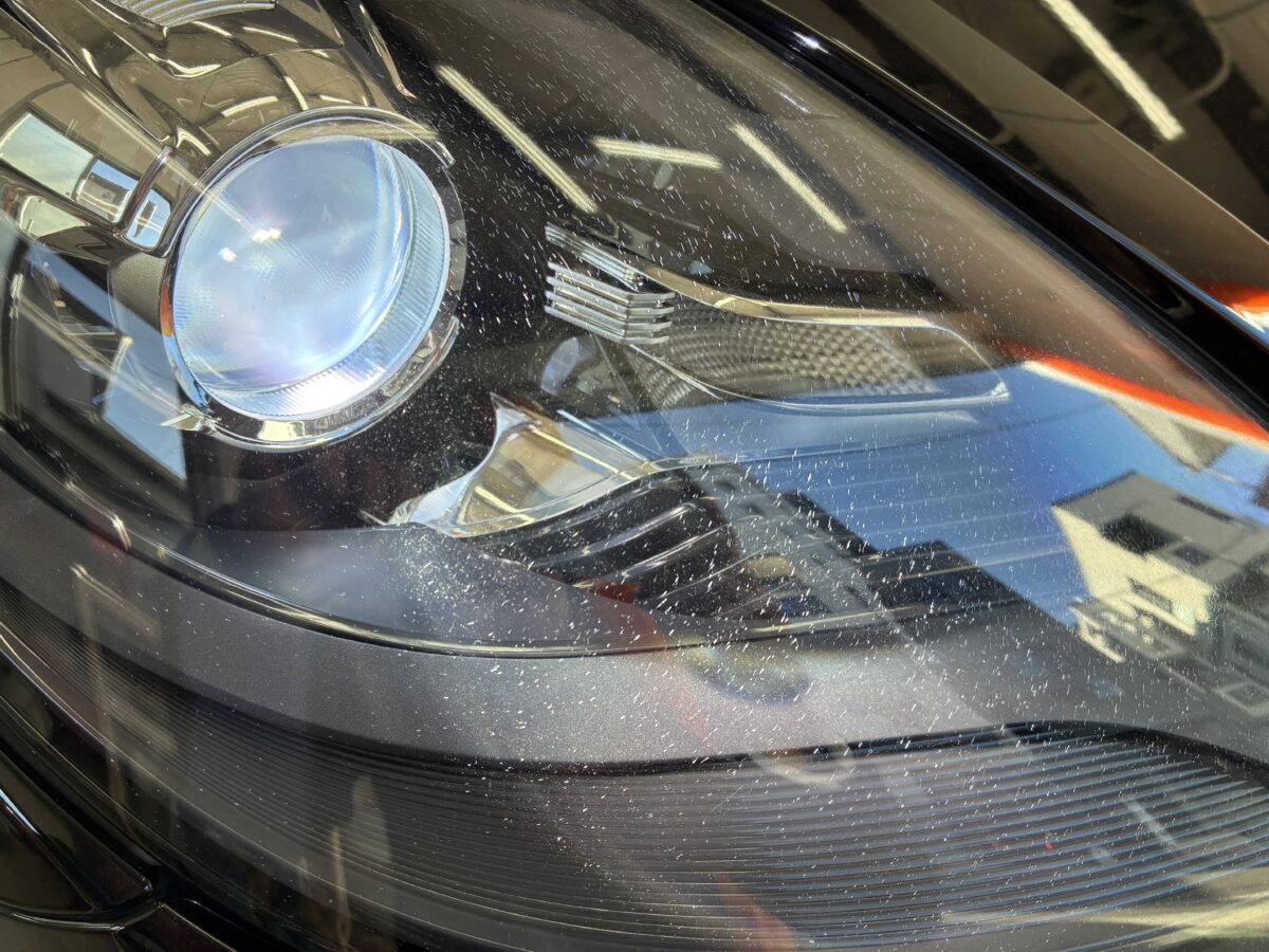 ポルシェ718ケイマン　ヘッドライトリペア前のライト点灯時に見えるクラック