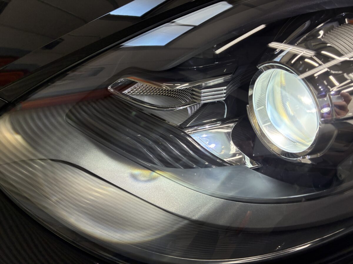 ポルシェケイマンのヘッドライト磨き作業後