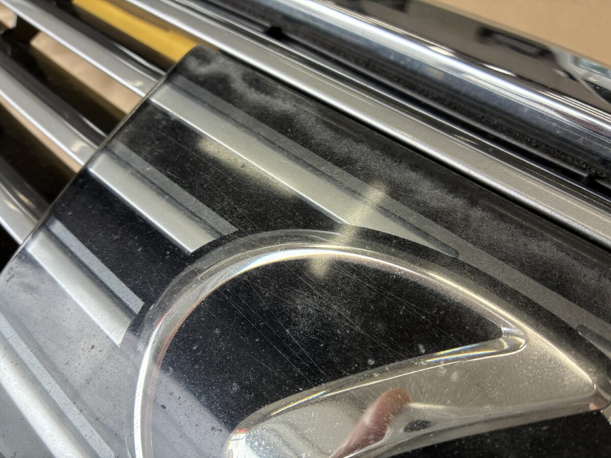 レクサスのプリクラッシュエンブレムのリペア