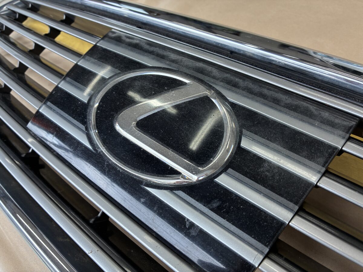 レクサスLS430　プリクラッシュエンブレムの黄ばみ