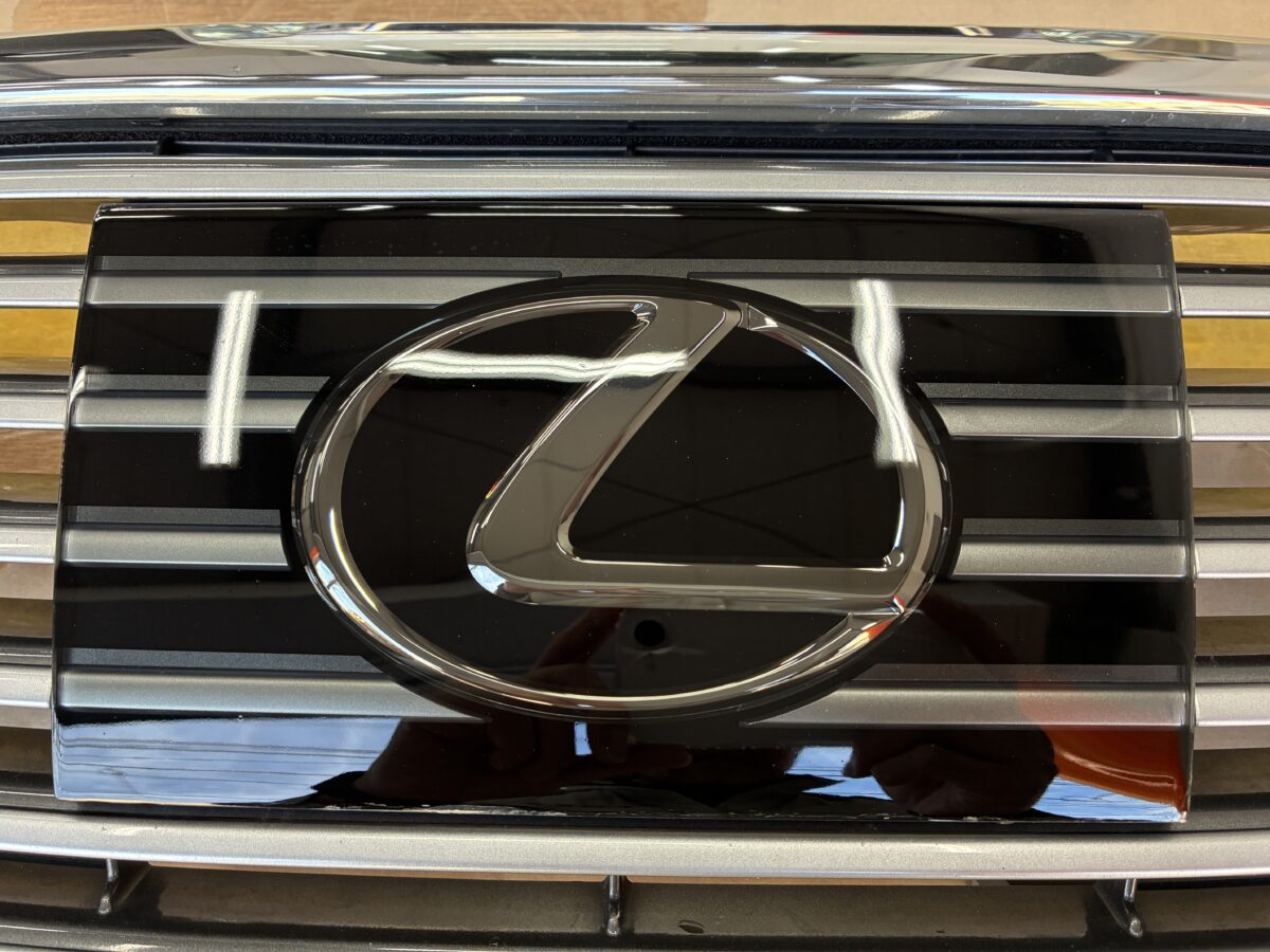 レクサスLS430　プリクラッシュエンブレムの磨き作業後、プロテクションフィルム施工