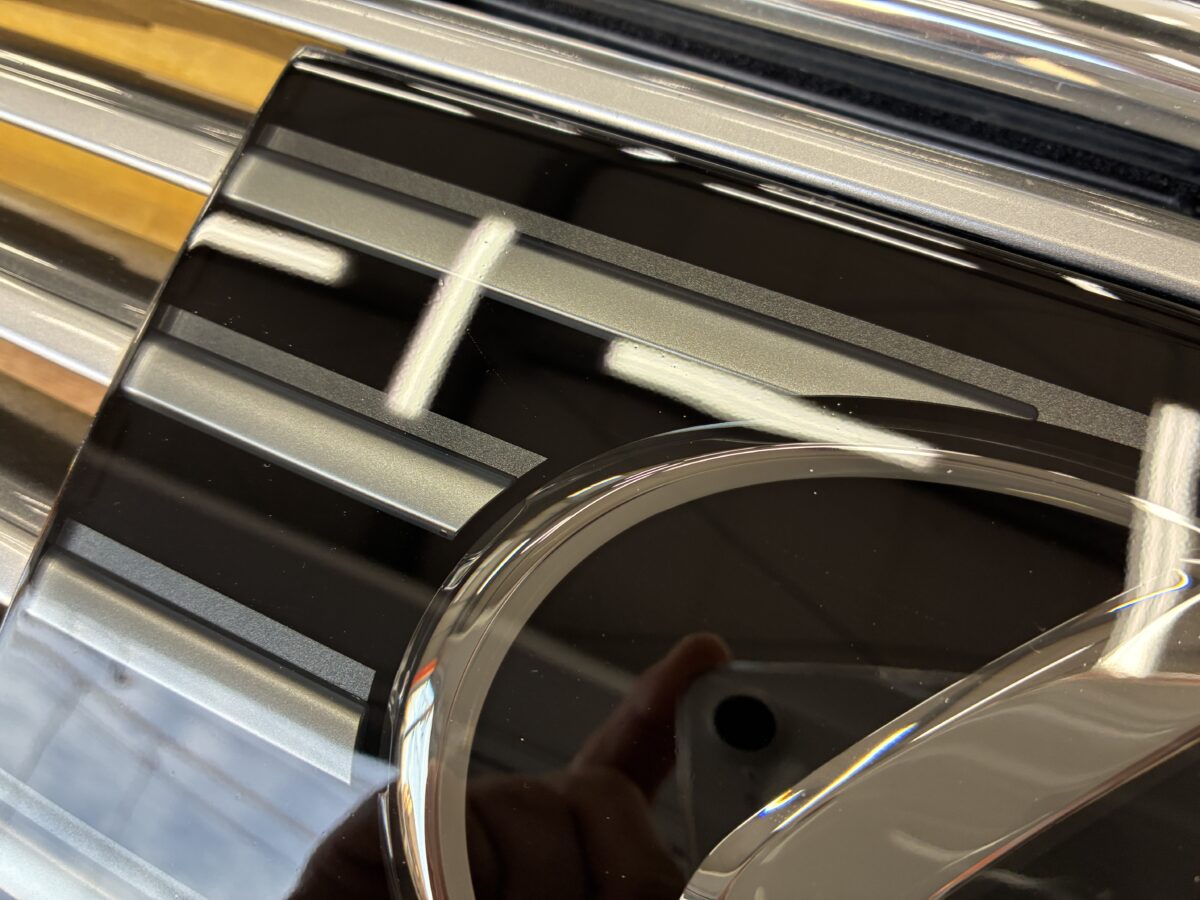 レクサスLS　プリクラッシュエンブレム黄ばみ除去