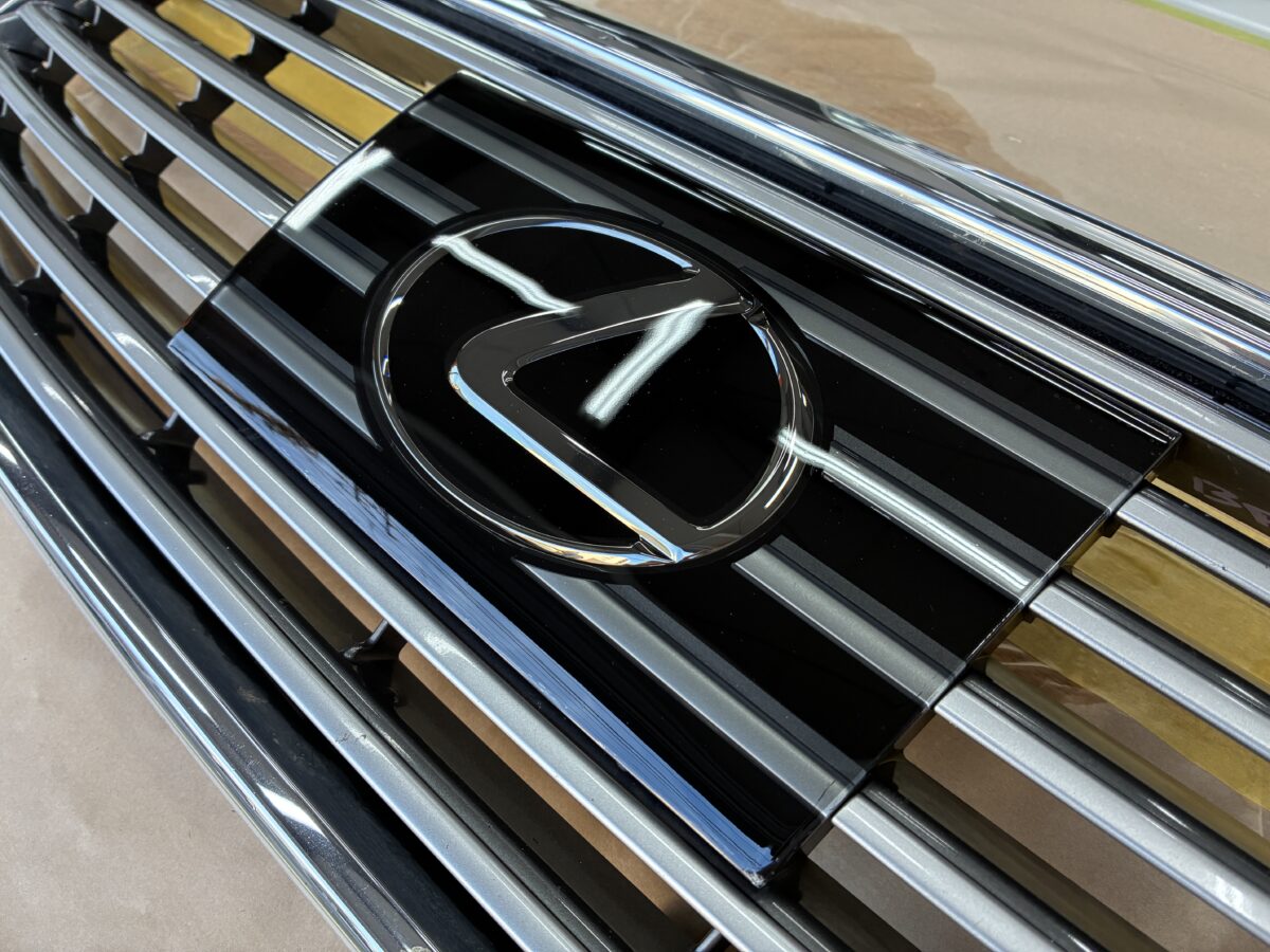 レクサス　プリクラッシュエンブレム磨き、プロテクションフィルム施工