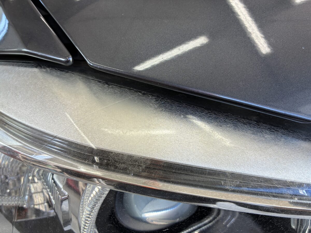 ヘッドライトの劣化は、紫外線の影響を受け易い上部から発生します。