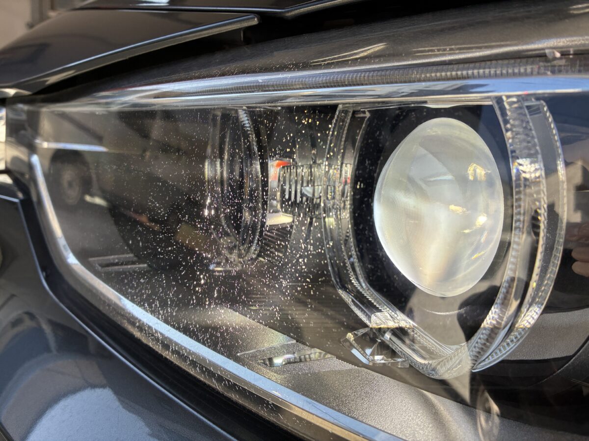 BMWF30 ヘッドライト点灯時に見えるクラック除去