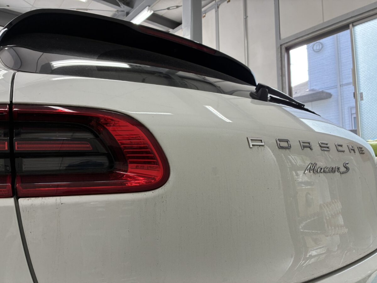 ポルシェマカンのヘッドライト磨きのご依頼になります。