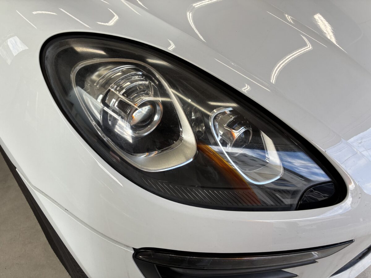 マカンのヘッドライトリペア