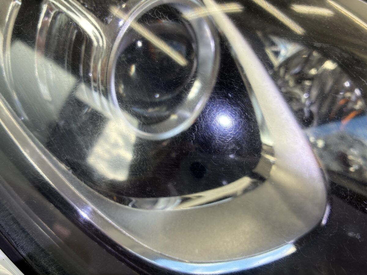 ヘッドライト磨きの際に出来た回転傷