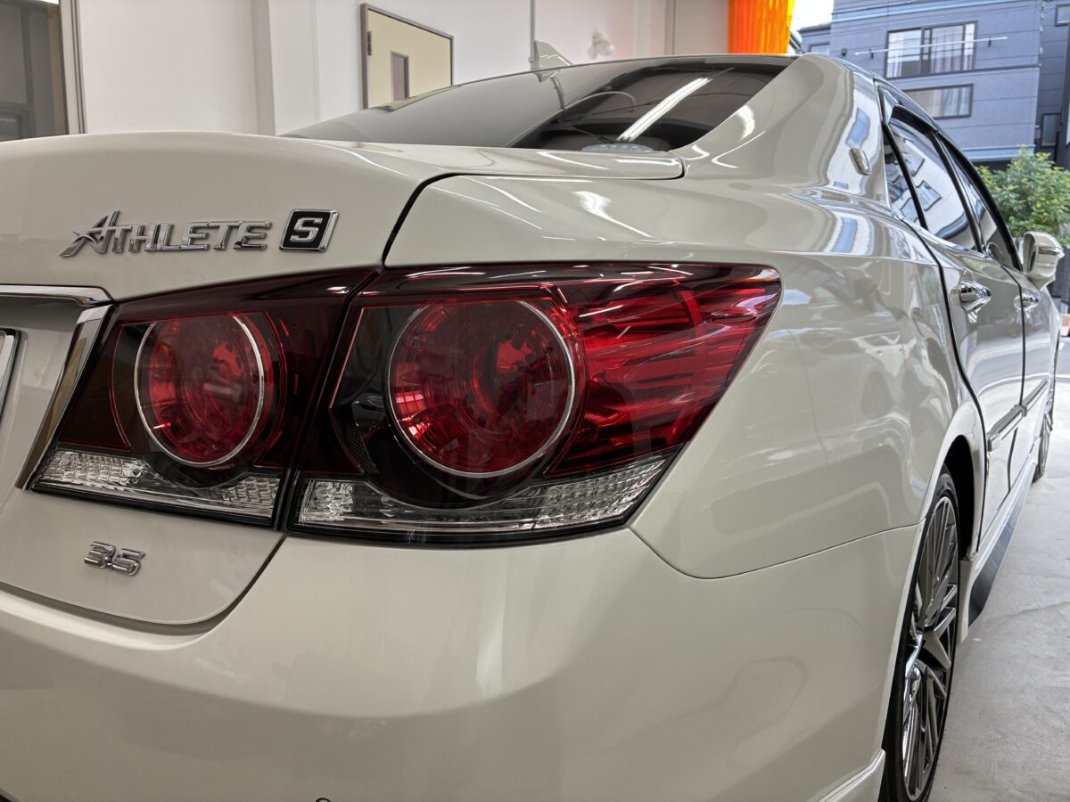 クラウンアスリート　プリクラッシュエンブレム磨き