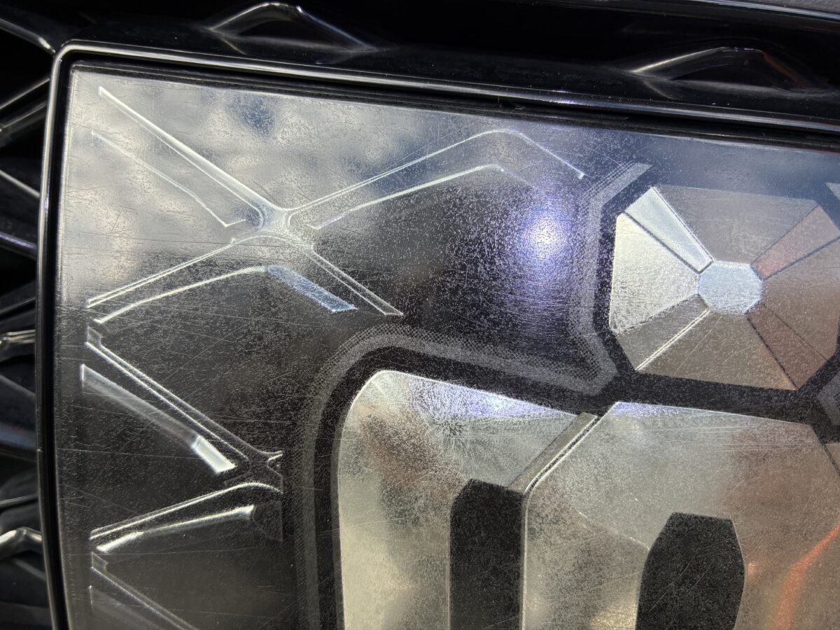 プリクラッシュエンブレムの黄ばみ