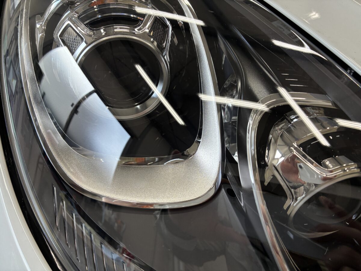 経年によるヘッドライトの劣化、新たに出来てしまった傷も全て除去