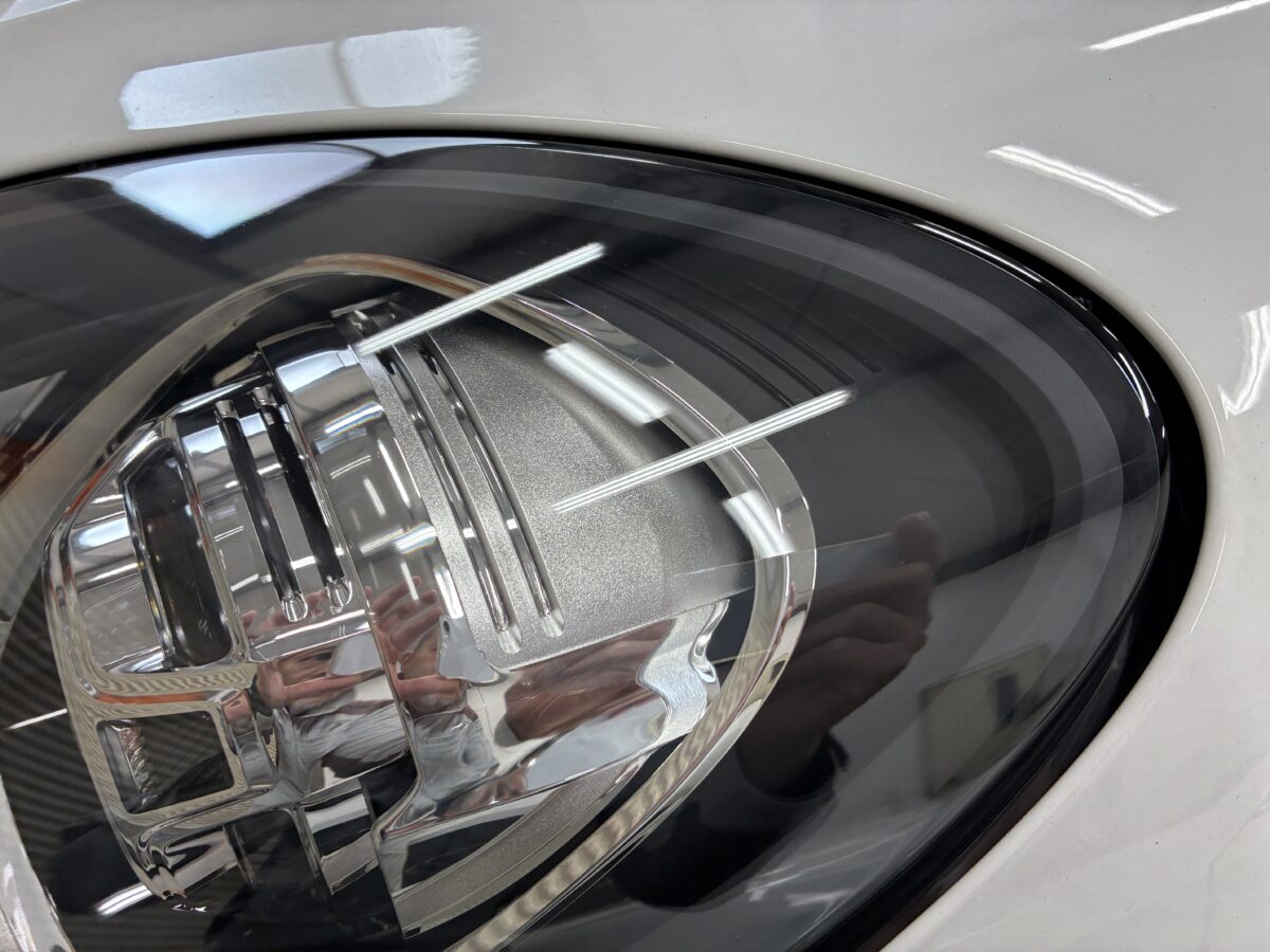 マカンの助手席側ヘッドライトもキレイになりました。