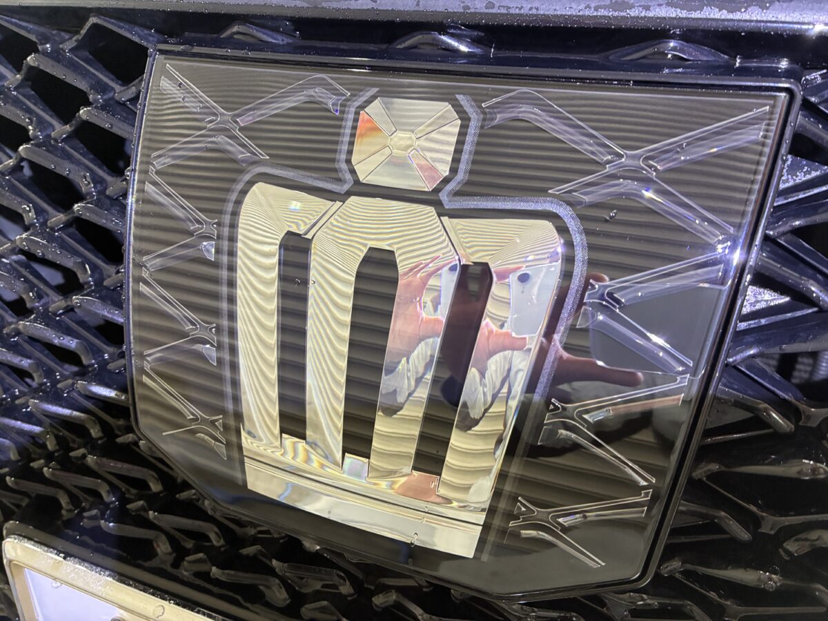 プリクラッシュエンブレムのリペア後にプロテクションフィルム施工