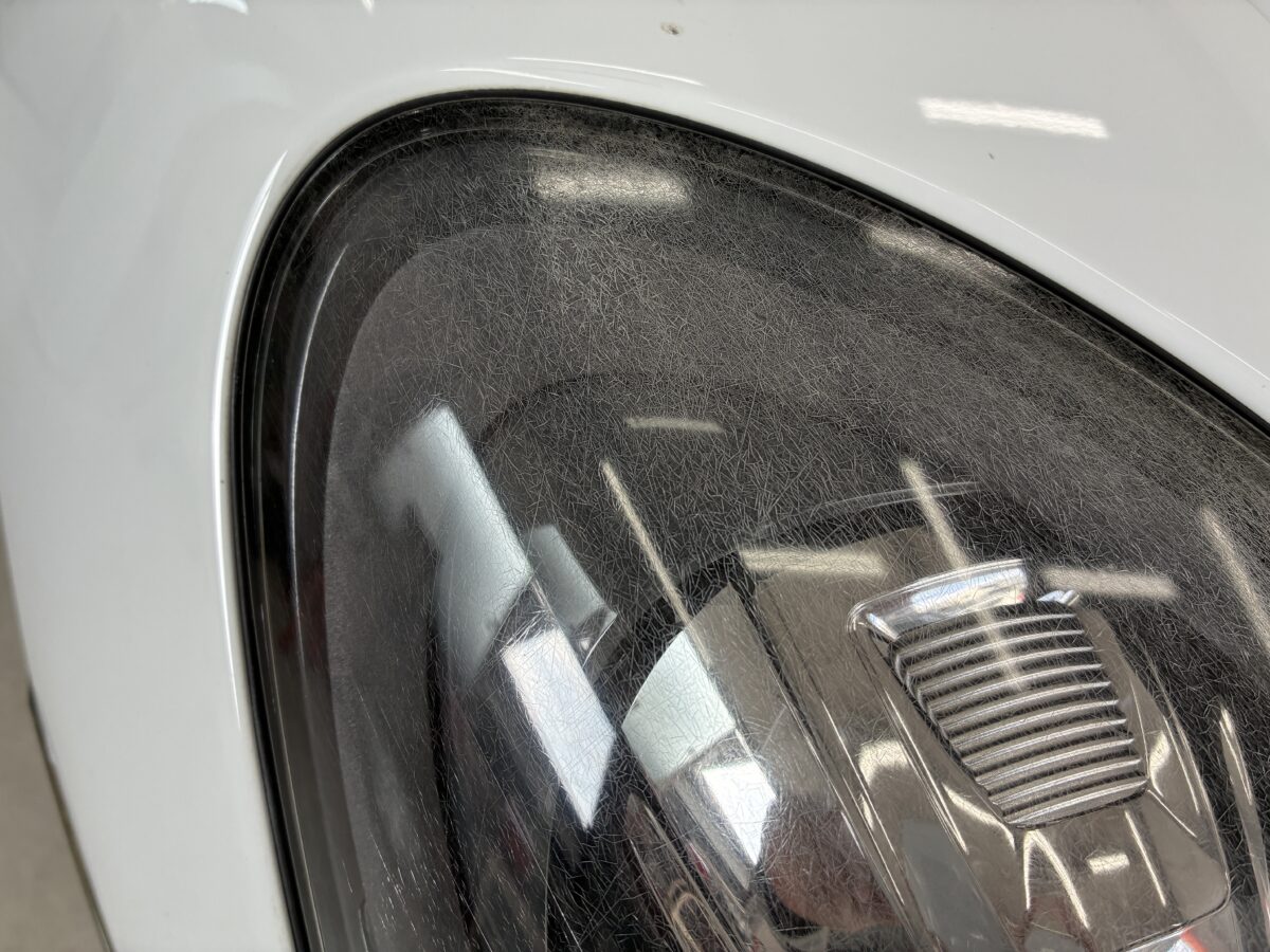 ポルシェのヘッドライトのひび、キレイになる？