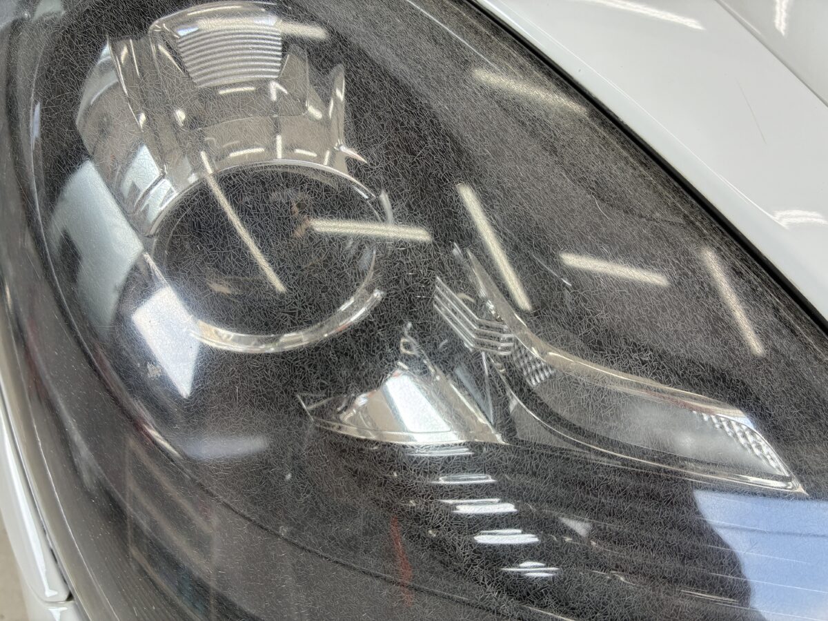 ポルシェ718ボクスターのヘッドライトクラック