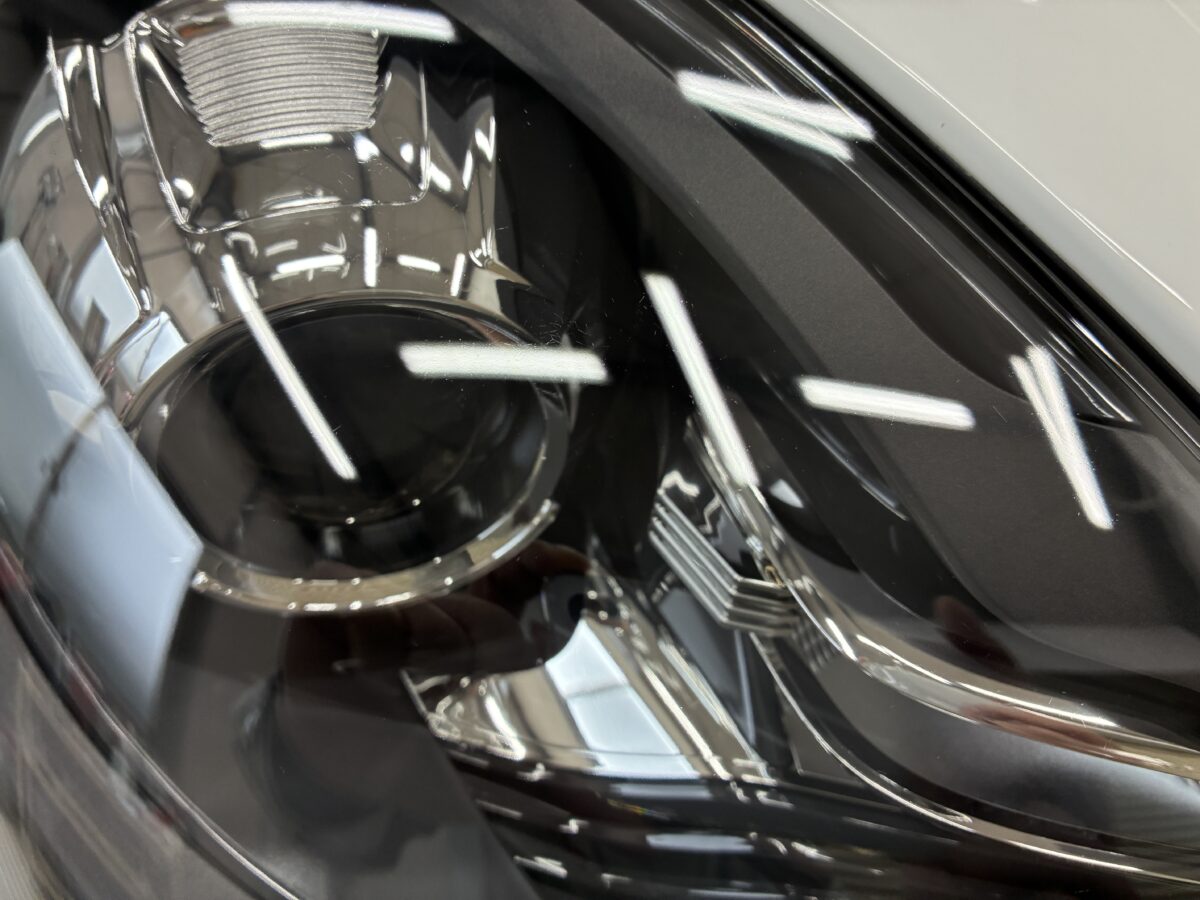 ポルシェのヘッドライトクラック・ひび割れはキレイに除去。