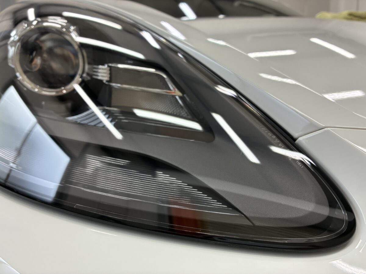 せっかくキレイになったヘッドライト、プロテクションフィルムで長期間保護します。