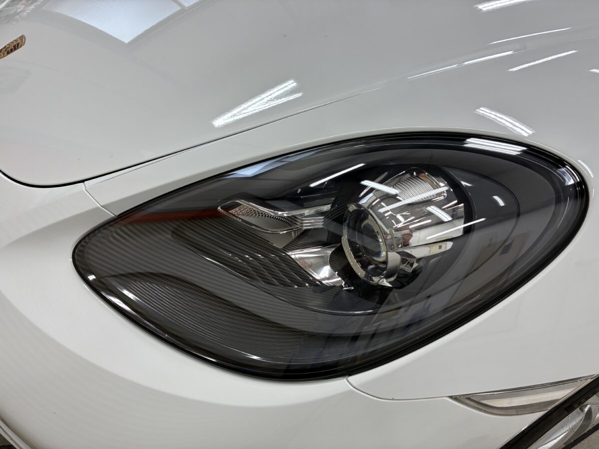 輸入車のヘッドライト磨き、お気軽にご相談下さい。