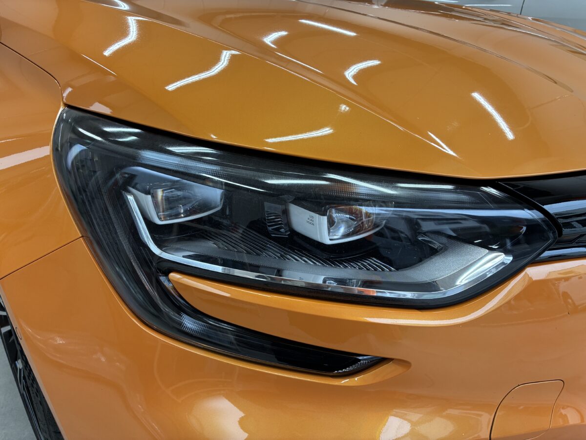 ルノーメガーヌ　ヘッドライト磨きのご依頼を頂きました。