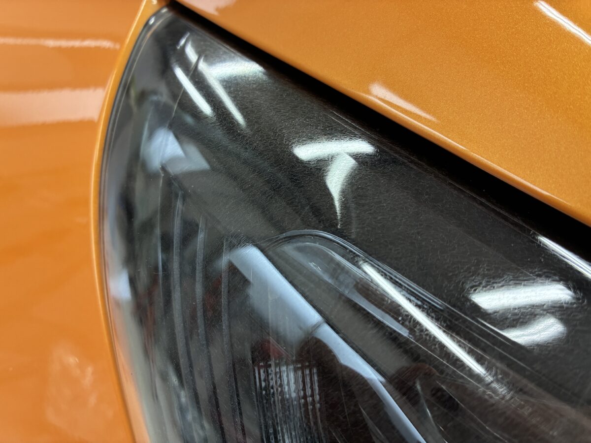 メガーヌのヘッドライトに細かいクラックが発生。