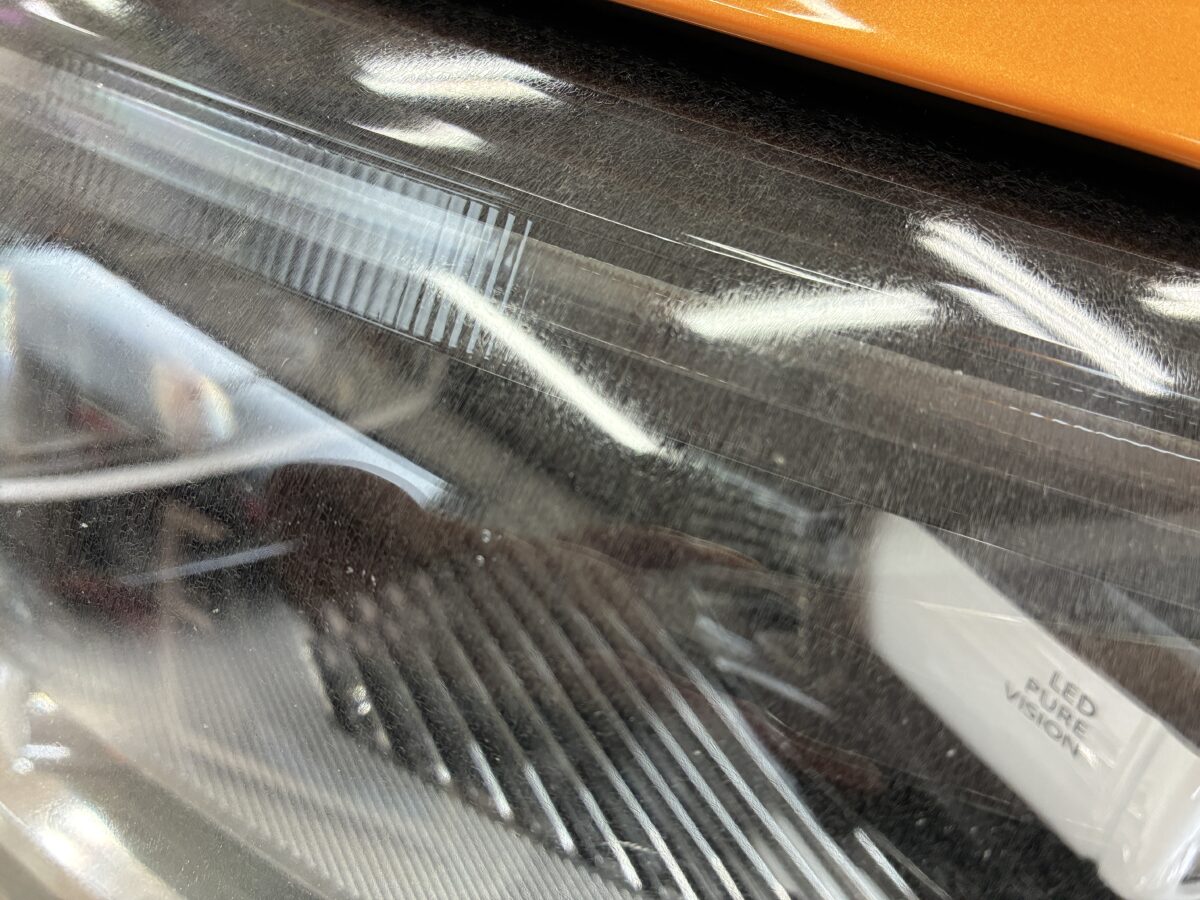 ルノーメガーヌ　ヘッドライトにクラック・ひび割れ