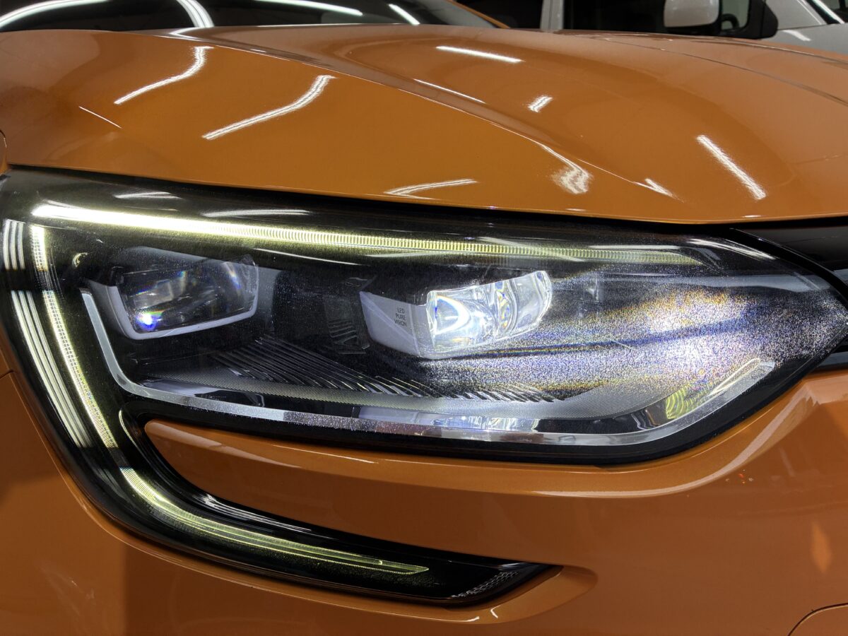 ルノーメガーヌのヘッドライトリペア前のライト点灯時に見えるクラック