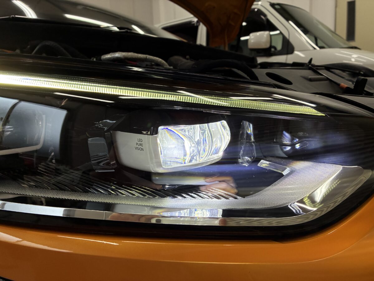 ルノーメガーヌのヘッドライトリペア後にプロテクションフィルム施工