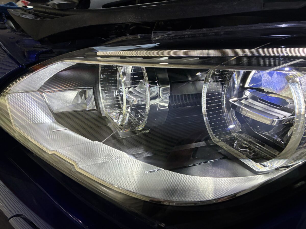 輸入車のヘッドライトのクラック・ひび割れの殆どが除去可能です。