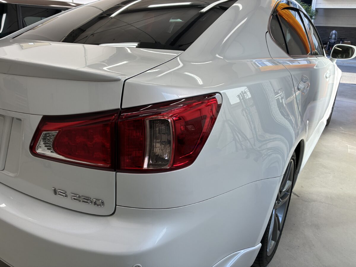 レクサスIS250　ヘッドライト磨きのご依頼になります。