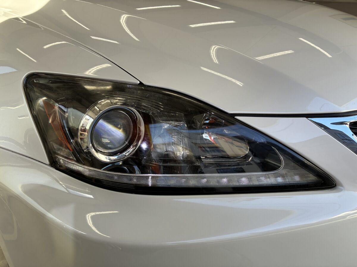 以前ヘッドライトを新品に交換された様ですが・・・