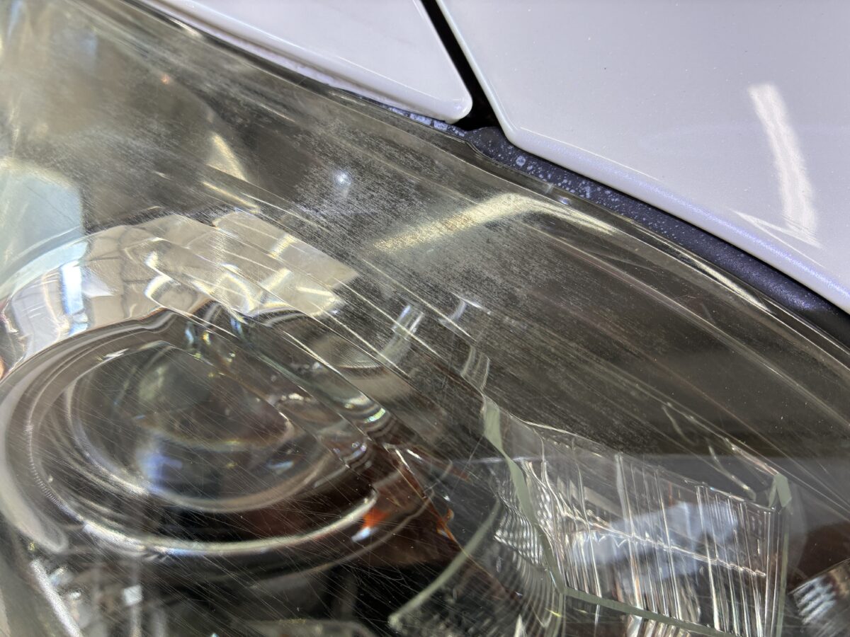 ヘッドライトは新品に交換しても必ず劣化します。