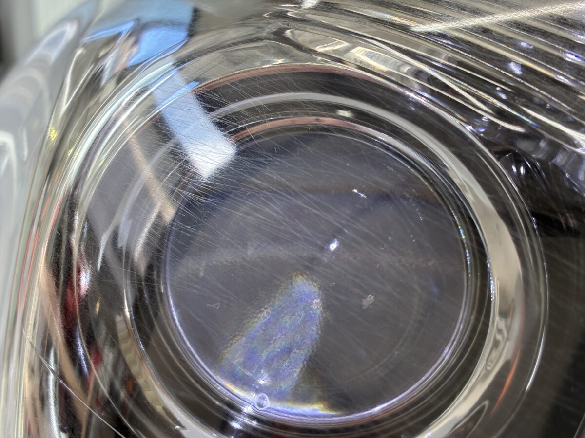 ヘッドライト磨きのDIYによって新たな傷が入ってしまいました。