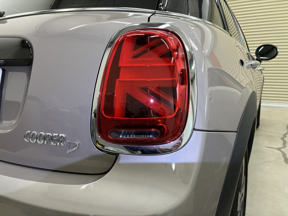 ミニクーパーD　ヘッドライト磨きのご依頼になります。