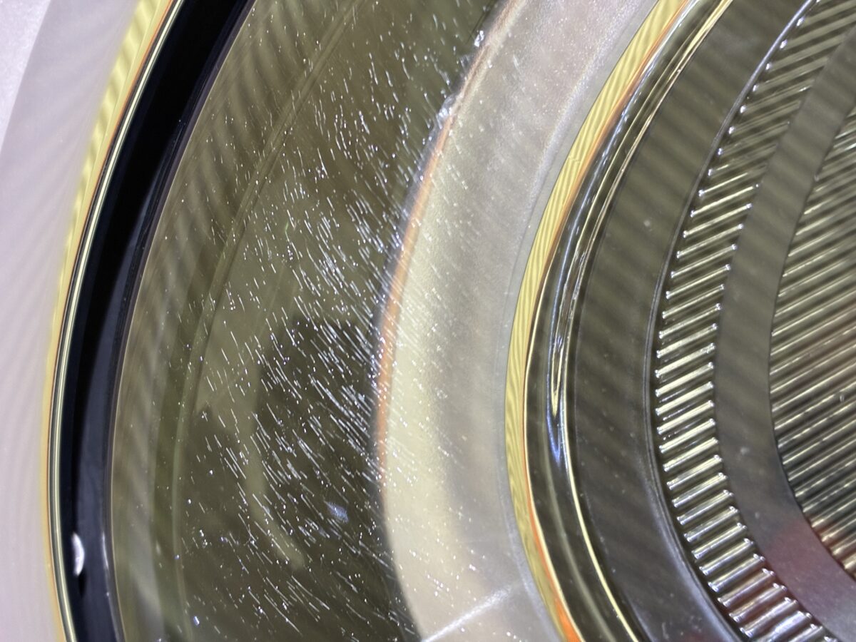 ミニのヘッドライトに発生するひび割れ補修